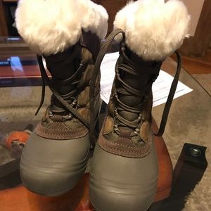 Women’s size 6 Columbia snow boots